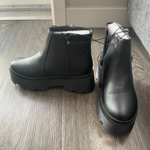 Forever21 - Black Lug Booties - New w/ tags - Picture 3 of 7